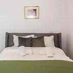 925